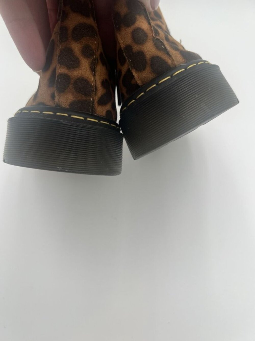 Dr. Martens Leopard Print Suede 7 Eye Lace Up Boots Women’s Size 7 AirWair - Picture 13 of 13